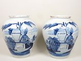 une paire de vases bleus et blancs ornés d'oiseaux et de bateaux
