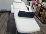 une table blanche sur laquelle est posé un coussin noir, dans une pièce