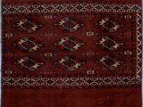 un tapis rouge et bleu à motifs