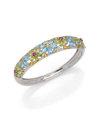 une bague en or blanc sertie d'un diamant multicolore