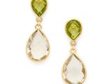 une paire de boucles d'oreilles ornées de pierres vertes et blanches