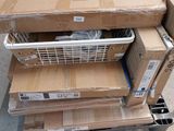 des cartons empilés les uns sur les autres sur un chariot dans un entrepôt