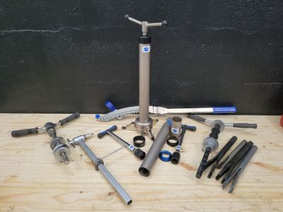 un grand nombre d'outils posés sur une table