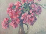 une peinture à l'huile représentant des fleurs roses dans un vase posé sur une table