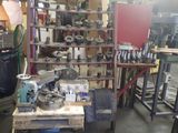 une photo d'un atelier avec de nombreux outils posés sur une table