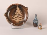 deux vases et une assiette ornés d'un motif de fougère