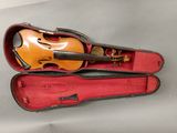 un violon dans un étui avec un archet à l'intérieur