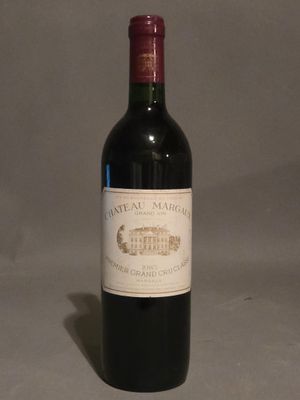 une bouteille de vin posée sur une table
