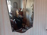 un miroir accroché au mur d'une pièce