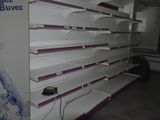 de nombreuses étagères vides dans un magasin, sur lesquelles repose une souris d'ordinateur