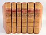 un ensemble de cinq vieux livres superposés