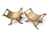 paire de fauteuils de salon plaqués laiton, sur pieds en bois