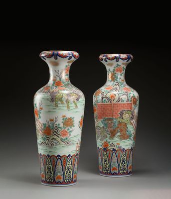 paire de vases chinois ornés de motifs floraux sur fond noir