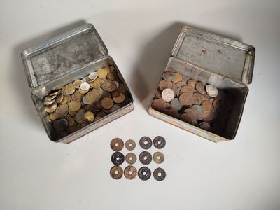 deux boîtes contenant des pièces, posées sur une table