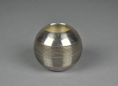 PUIFORCAT, Paris - BOUGEOIR de forme sphérique en métal à dé…