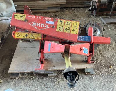 une machine rouge posée sur une palette
