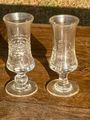 deux verres vides posés sur une table en bois