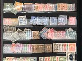 de nombreux timbres exposés dans une vitrine