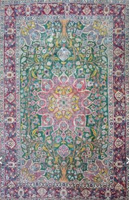 un tapis vert et rouge orné d'un motif floral
