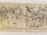 Une vieille carte du monde est accrochée au mur.