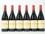 six bouteilles de vin rouge sont alignées