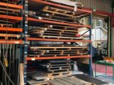 de nombreuses palettes empilées dans un entrepôt