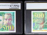Trois types de monnaie différents sont exposés dans une vitrine.
