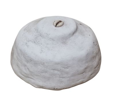 une image représentant un pot en argile blanche sur fond blanc