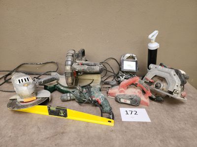 many tools that are sitting on a table