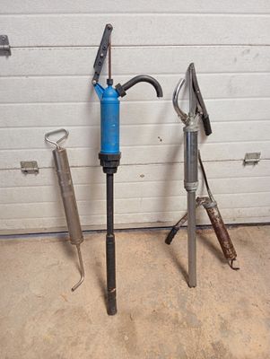 deux outils posés l'un à côté de l'autre dans un garage