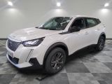 le 4x4 blanc est garé sur un carrelage à carreaux