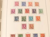 un livre sur lequel figurent des images de différents timbres