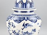 vase bleu et blanc surmonté d'un oiseau