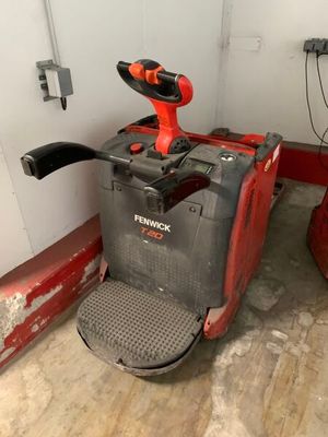 une machine rouge et noire qui se trouve dans une pièce