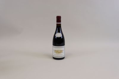 une bouteille de vin posée sur une table