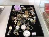 une vitrine présentant de nombreux modèles de montres différents