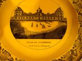 une plaque jaune sur laquelle figure l'image d'un bâtiment