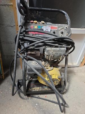 une petite machine posée sur le sol