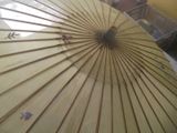 une personne tenant un parapluie jaune dans une pièce