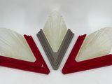 deux serre-livres triangulaires rouges et gris posés sur une surface blanche