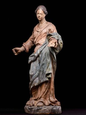 une statue de femme tenant un enfant dans ses bras