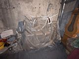 une photo de toilettes dans une pièce sale