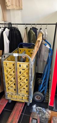 un chariot posé au milieu d'une pièce