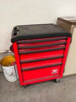 une servante d'atelier FACOM avec son contenu d'outillage ma…
