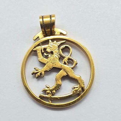 une photo d'un pendentif en or orné d'un lion