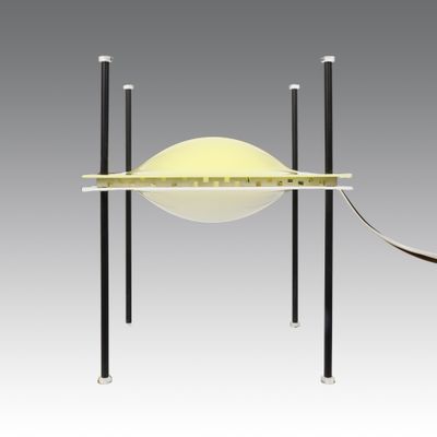 une lampe posée sur une table