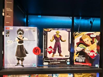 une vitrine présentant des figurines sur une étagère dans un magasin