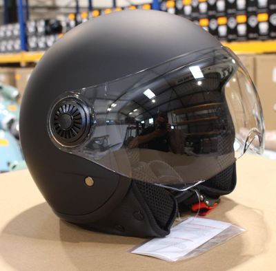 un casque posé sur une table dans un magasin