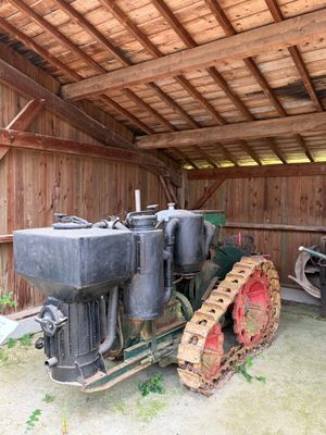 un tracteur garé à l'intérieur d'une grange