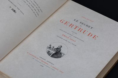 un livre ouvert sur lequel figure l'image d'un homme assis à un bureau